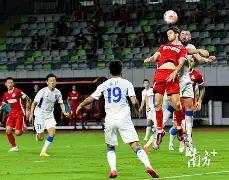 东契奇感人,签名引发粉,丝狂喜,QQ体育,企鹅体育,体育博彩,体育赛事投注,QQ体育平台,体育投注