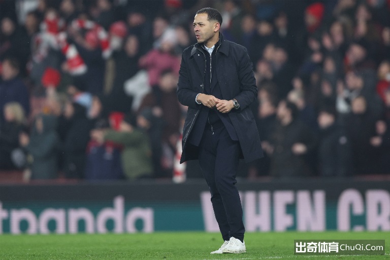 拜仁训练场,边有人高喊,格雷茨卡名,QQ体育,企鹅体育,体育博彩,体育赛事投注,QQ体育平台,体育投注