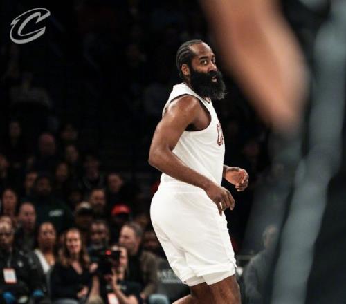 阿森纳新赛,季球衣亮相,酒红色领口,QQ体育,企鹅体育,体育博彩,体育赛事投注,QQ体育平台,体育投注